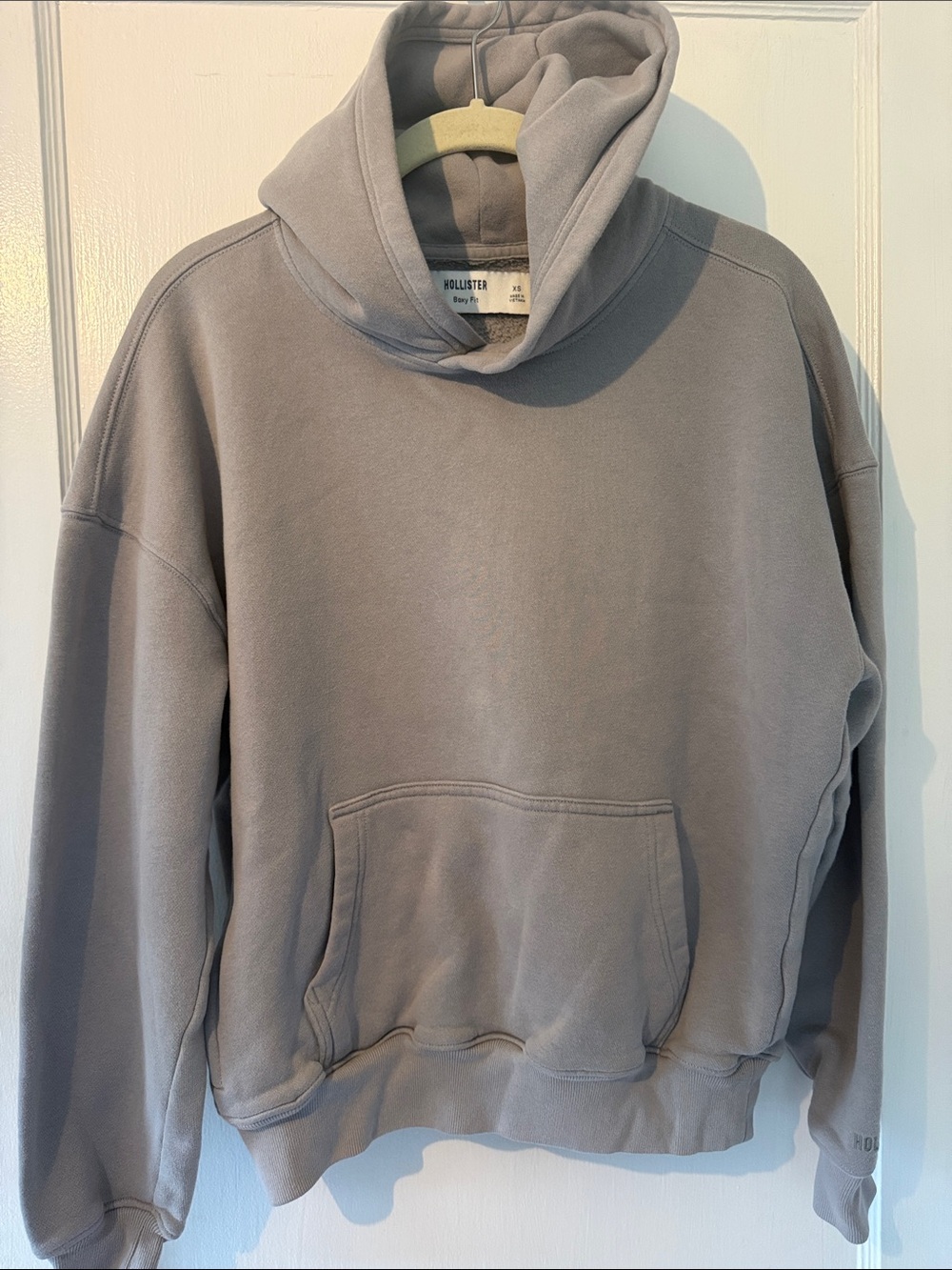 Hollister Men’s Light Gray Pullover Hoodie